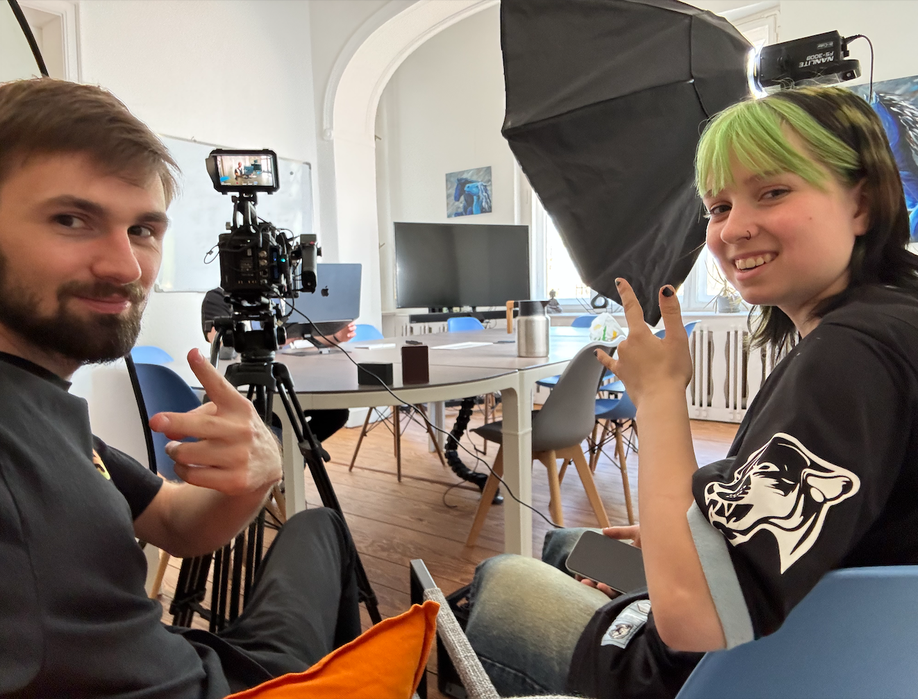 Foto: Mitarbeiter:in filmt im Büro/Lager